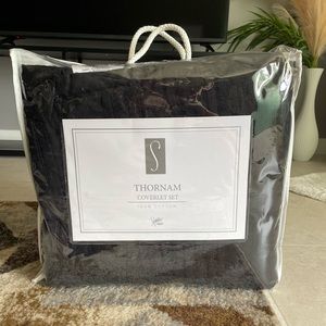 Ashley Furniture - Thornam coverlet set in black